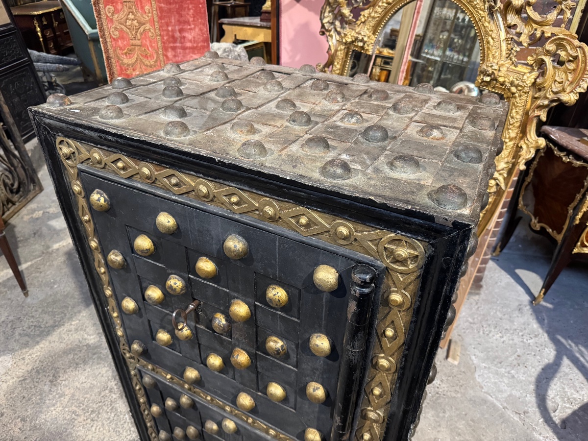 19th-century Studded Safe From The South Of France -photo-3