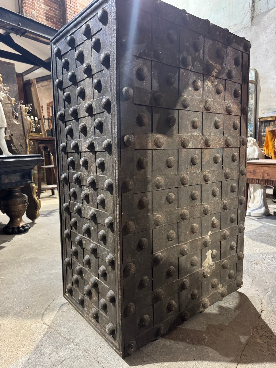19th-century Studded Safe From The South Of France -photo-5