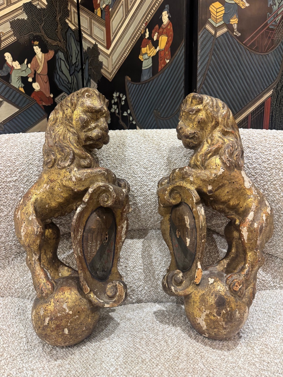 Pair Of Gilded Wooden Lions Bearing A Coat Of Arms, 17th Century 