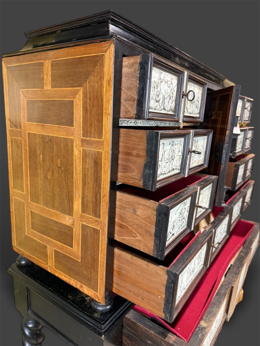 Italiancabinet In Ebony And Engraved Ivory Marquetry – 17th Century-photo-2