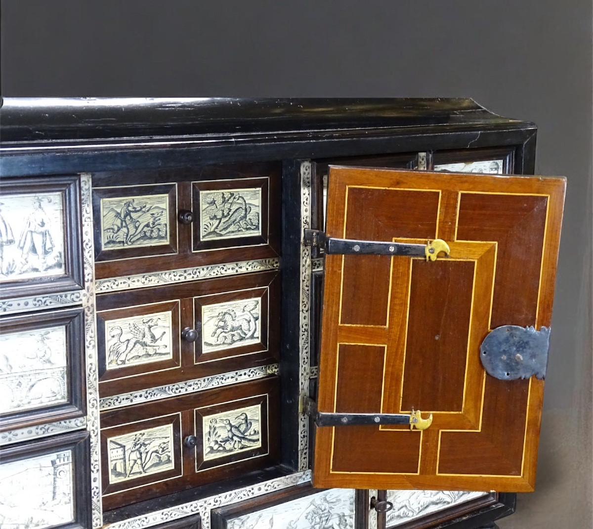 Italiancabinet In Ebony And Engraved Ivory Marquetry – 17th Century-photo-3