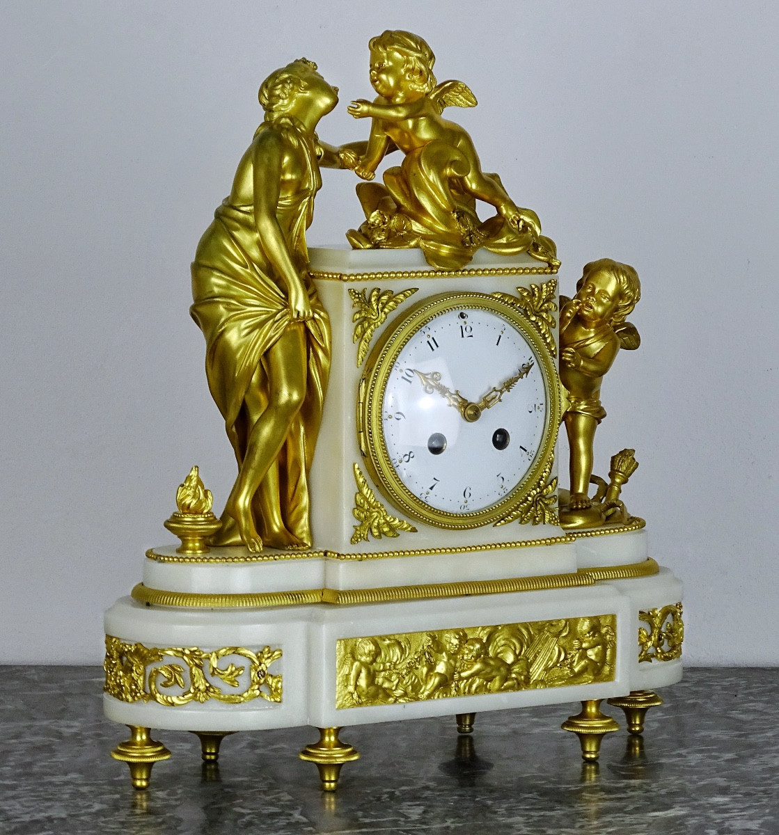 Henry Dasson - L'amour et Vénus - Pendule en Bronze Doré et Marbre Blanc de style Louis XVI-photo-2