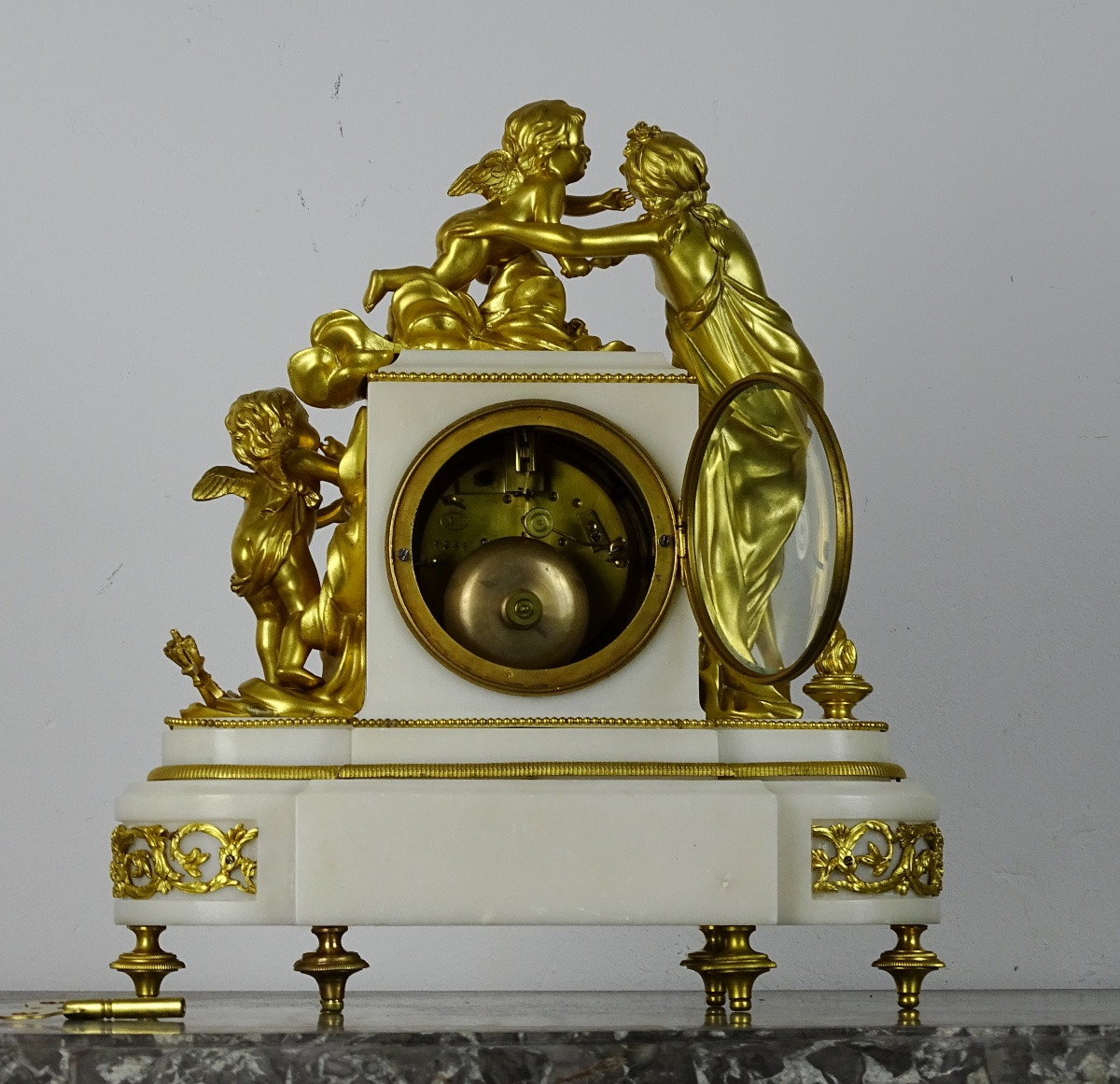 Henry Dasson - L'amour et Vénus - Pendule en Bronze Doré et Marbre Blanc de style Louis XVI-photo-7