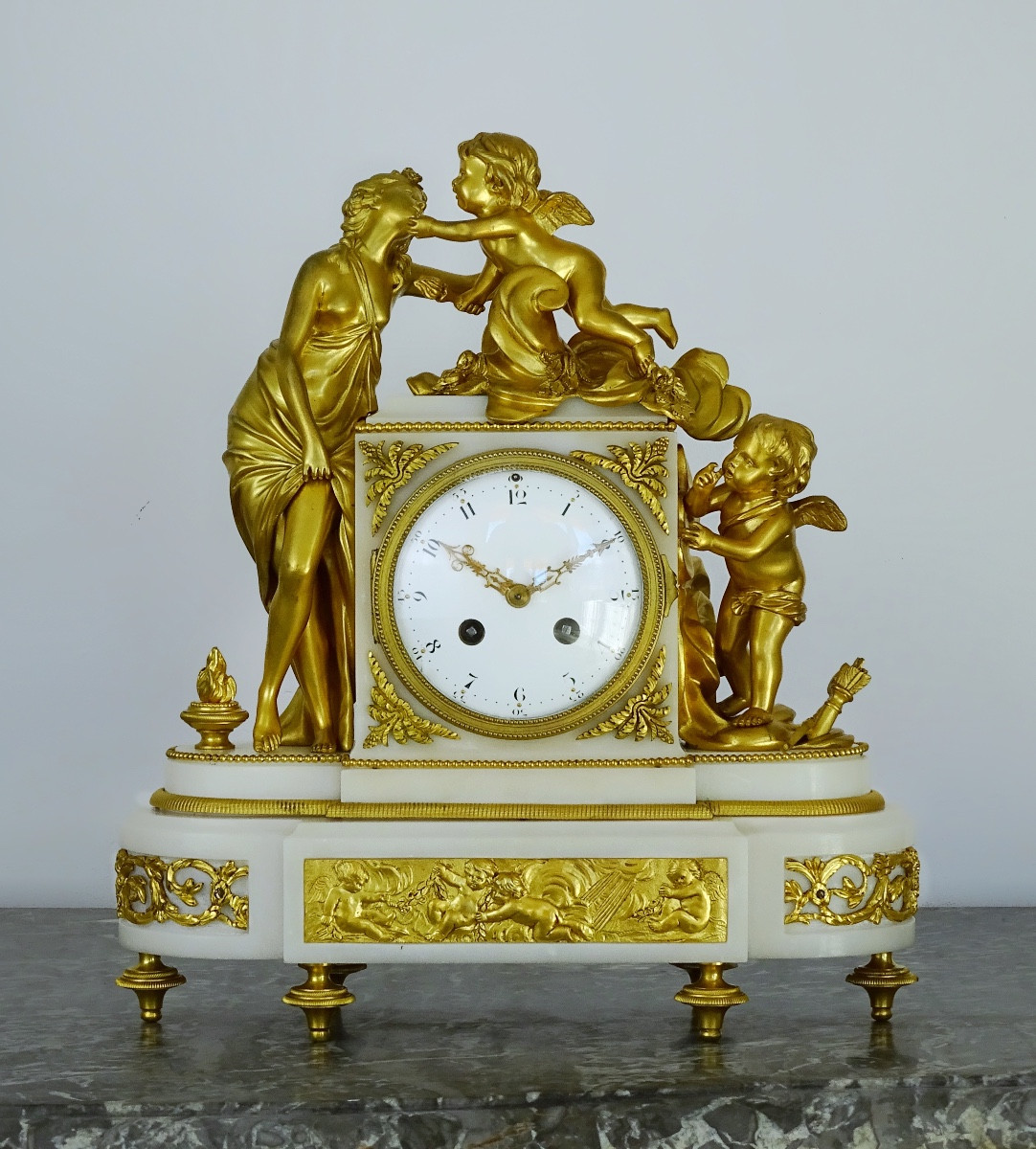 Henry Dasson - L'amour et Vénus - Pendule en Bronze Doré et Marbre Blanc de style Louis XVI