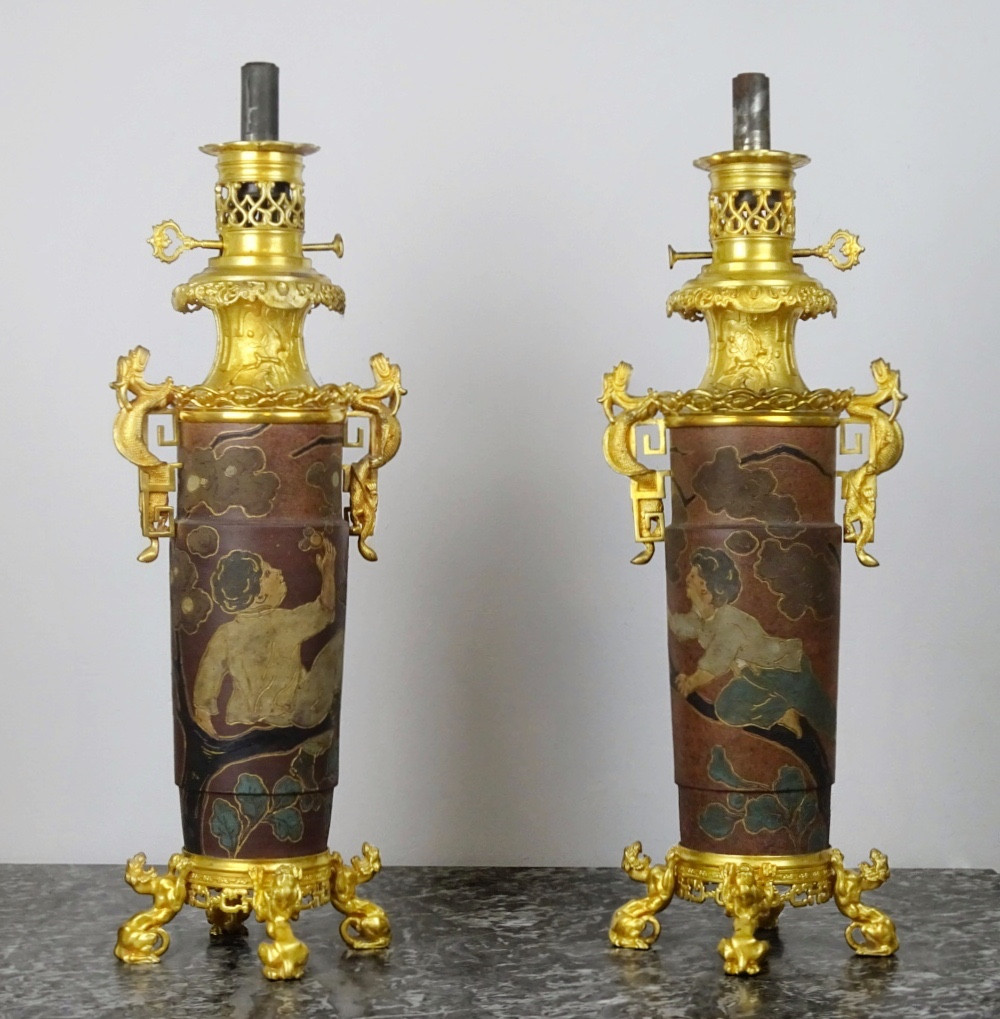 Édouard Lièvre et Ferdinand Barbedienne - Paire de Lampes Japonisantes en Terre Cuite et Bronze