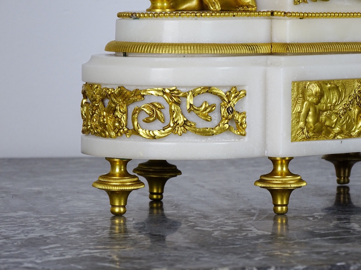 Henry Dasson - L'amour et Vénus - Pendule en Bronze Doré et Marbre Blanc de style Louis XVI-photo-2