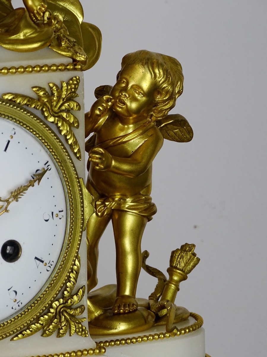 Henry Dasson - L'amour et Vénus - Pendule en Bronze Doré et Marbre Blanc de style Louis XVI-photo-3