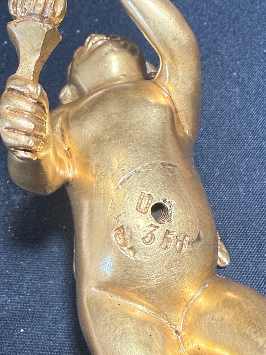 Henry Dasson - L'amour et Vénus - Pendule en Bronze Doré et Marbre Blanc de style Louis XVI-photo-7