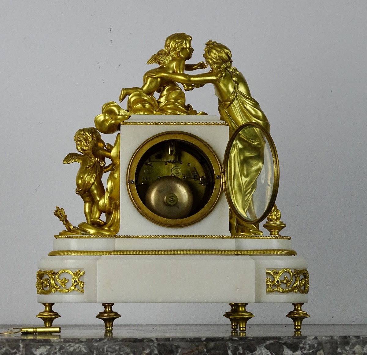 Henry Dasson - L'amour et Vénus - Pendule en Bronze Doré et Marbre Blanc de style Louis XVI-photo-8