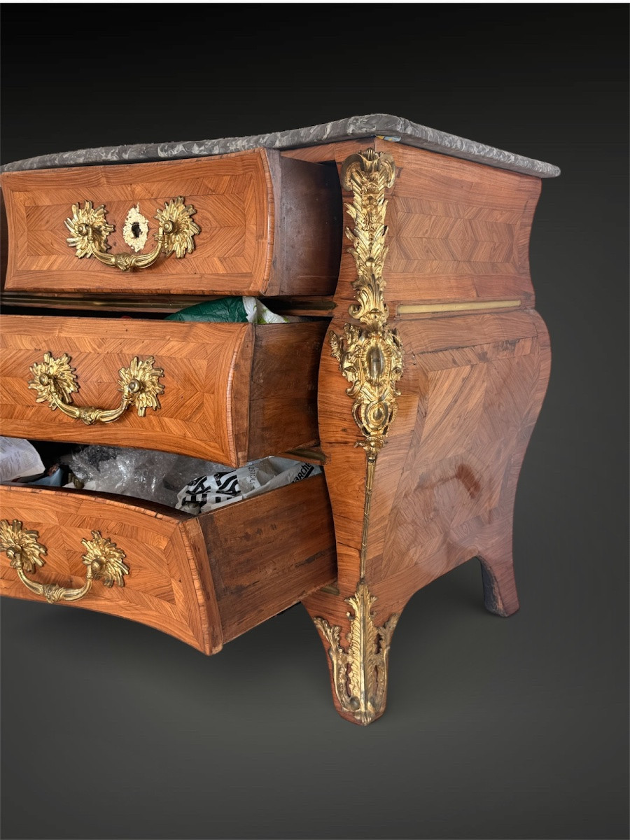 Commode galbée dite « tombeau » en marqueterie et bronze doré - Paris vers 1750-photo-3