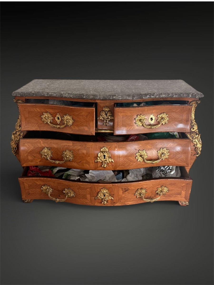 Commode galbée dite « tombeau » en marqueterie et bronze doré - Paris vers 1750-photo-4