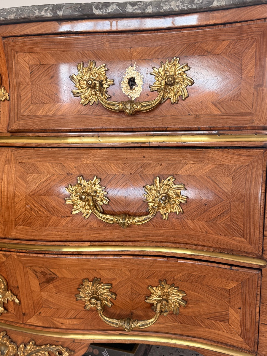 Commode galbée dite « tombeau » en marqueterie et bronze doré - Paris vers 1750-photo-1