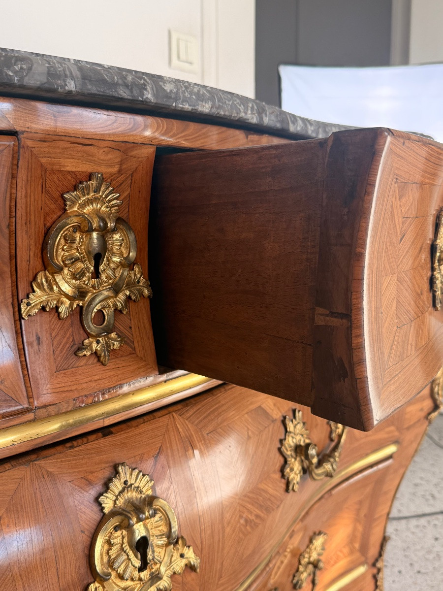 Commode galbée dite « tombeau » en marqueterie et bronze doré - Paris vers 1750-photo-2