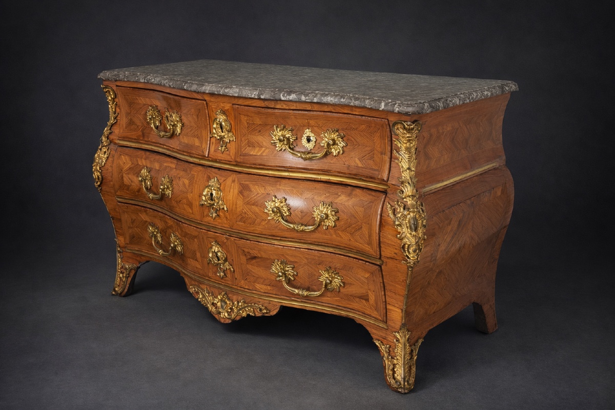 Commode galbée dite « tombeau » en marqueterie et bronze doré - Paris vers 1750