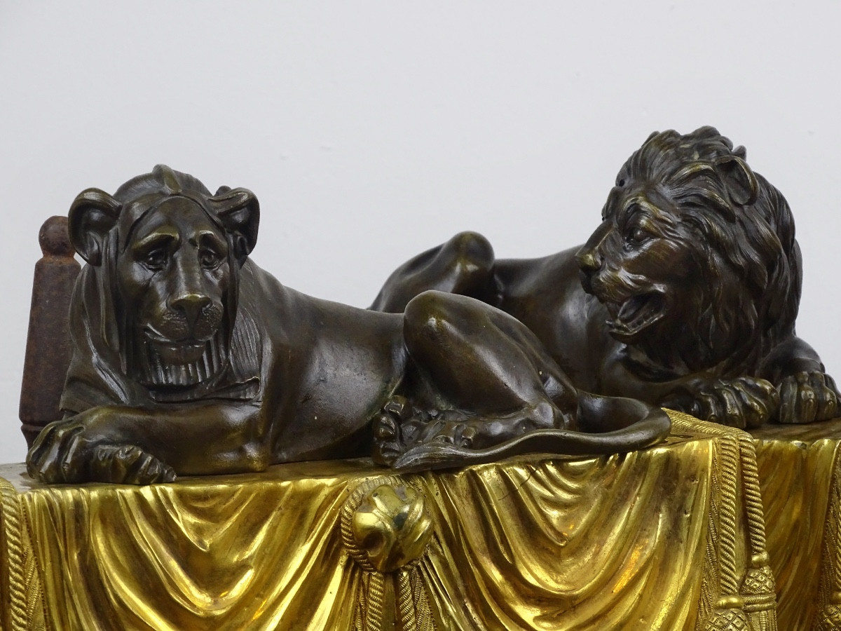 Paire de chenets aux lions en bronze finement ciselé et doré, attribuée à Thomire et Boizot-photo-2