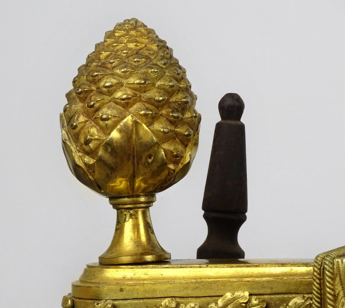 Paire de chenets aux lions en bronze finement ciselé et doré, attribuée à Thomire et Boizot-photo-3