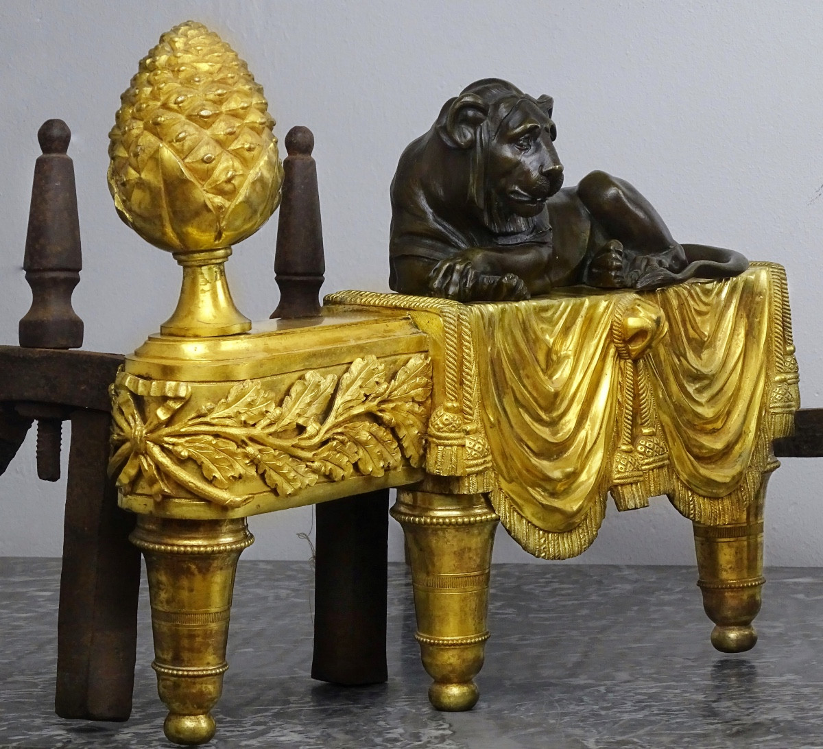 Paire de chenets aux lions en bronze finement ciselé et doré, attribuée à Thomire et Boizot-photo-4