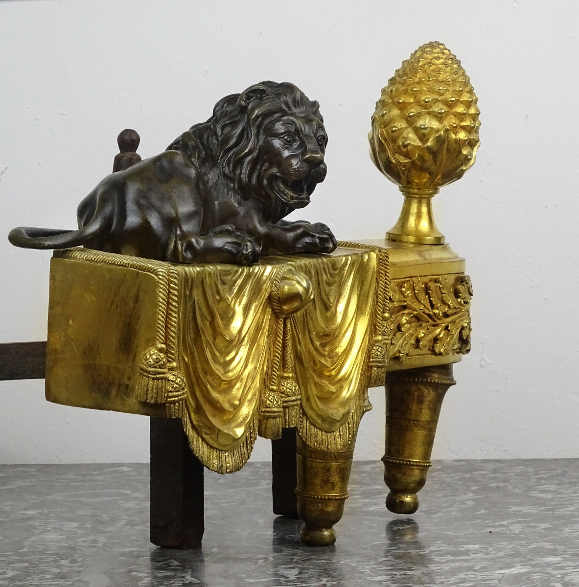 Paire de chenets aux lions en bronze finement ciselé et doré, attribuée à Thomire et Boizot-photo-1