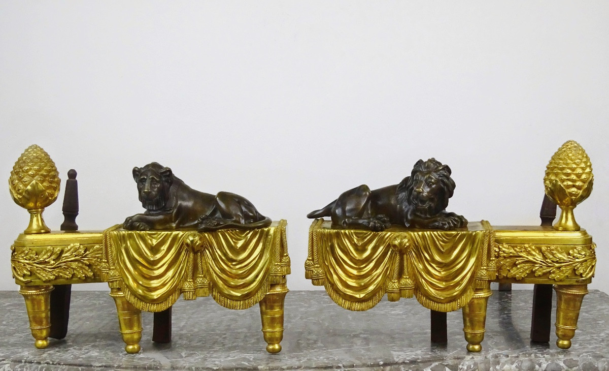 Paire de chenets aux lions en bronze finement ciselé et doré, attribuée à Thomire et Boizot