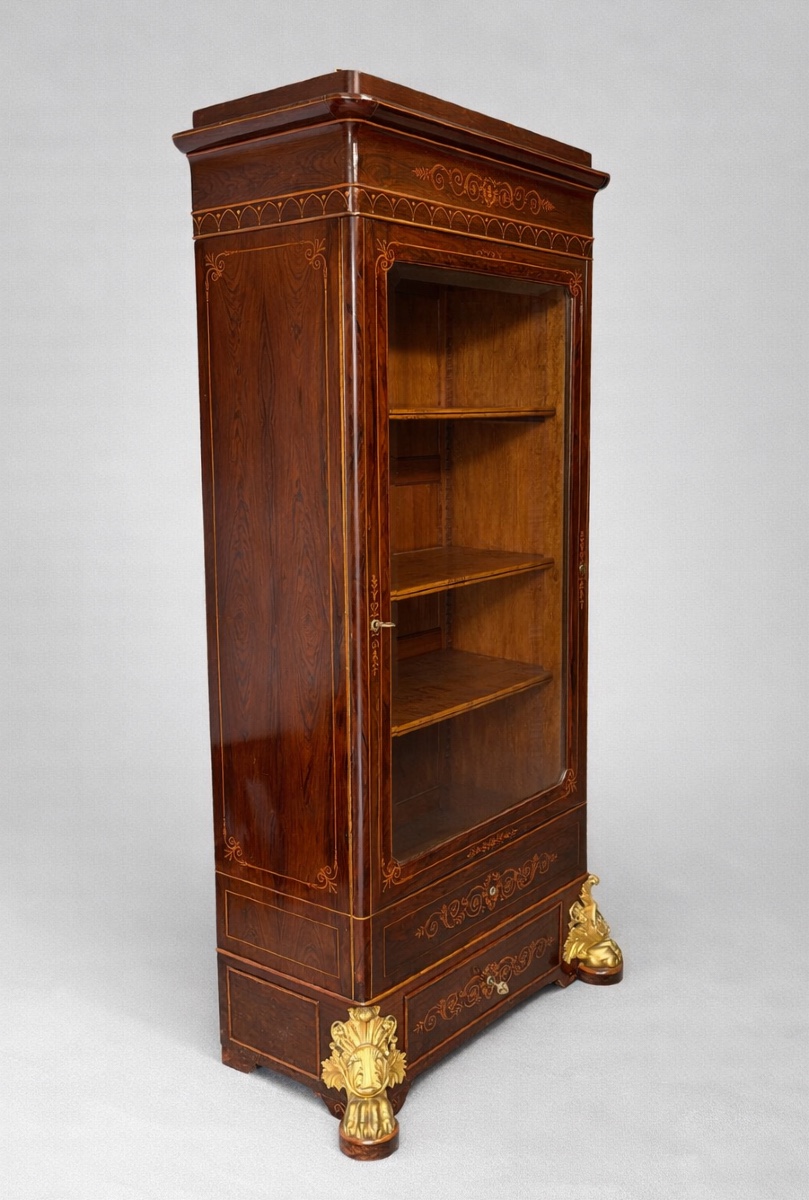 Vitrine d’époque Charles X en placage de palissandre, importants pieds griffes en bronze doré-photo-2