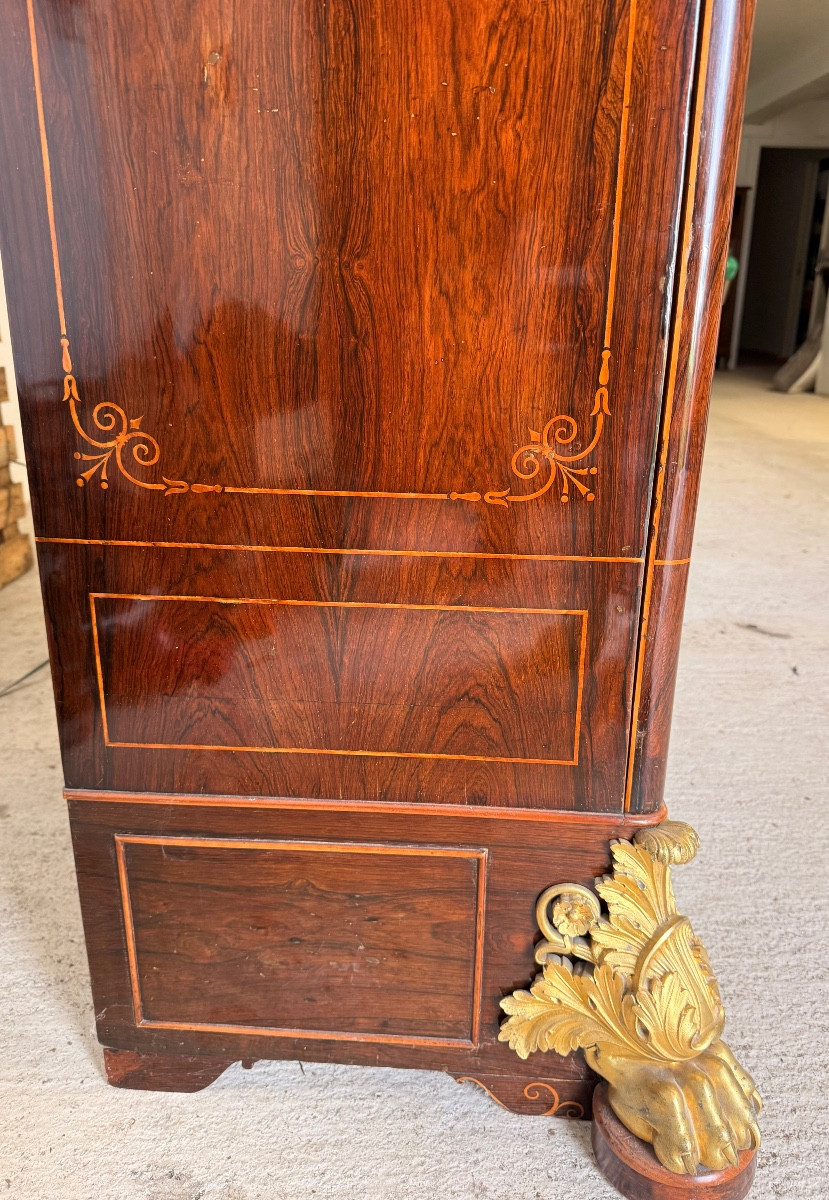 Vitrine d’époque Charles X en placage de palissandre, importants pieds griffes en bronze doré-photo-4