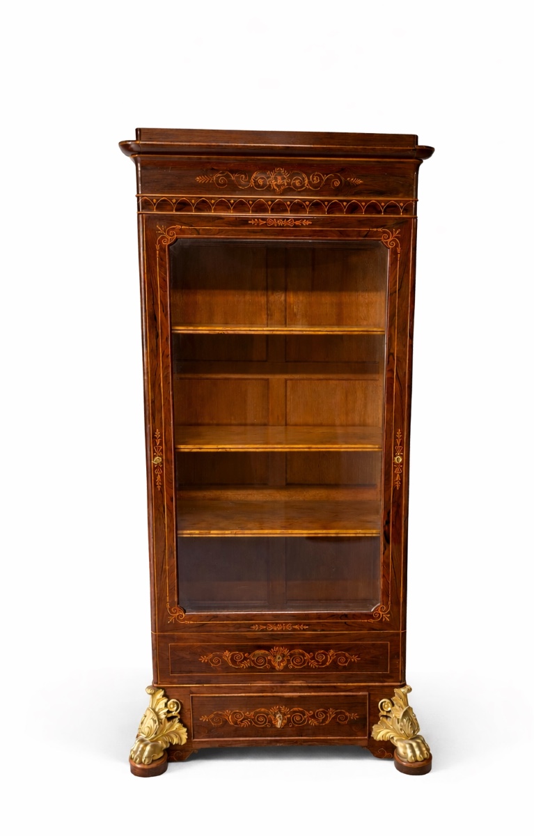 Vitrine d’époque Charles X en placage de palissandre, importants pieds griffes en bronze doré