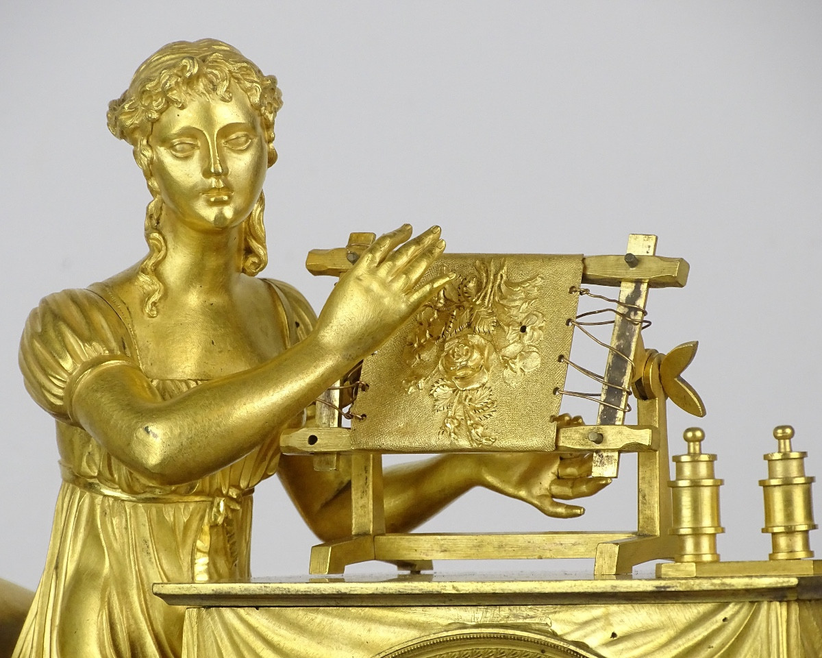 Jean-André Reiche - Pendule en Bronze Doré d'époque Empire "La Tisseuse"-photo-3
