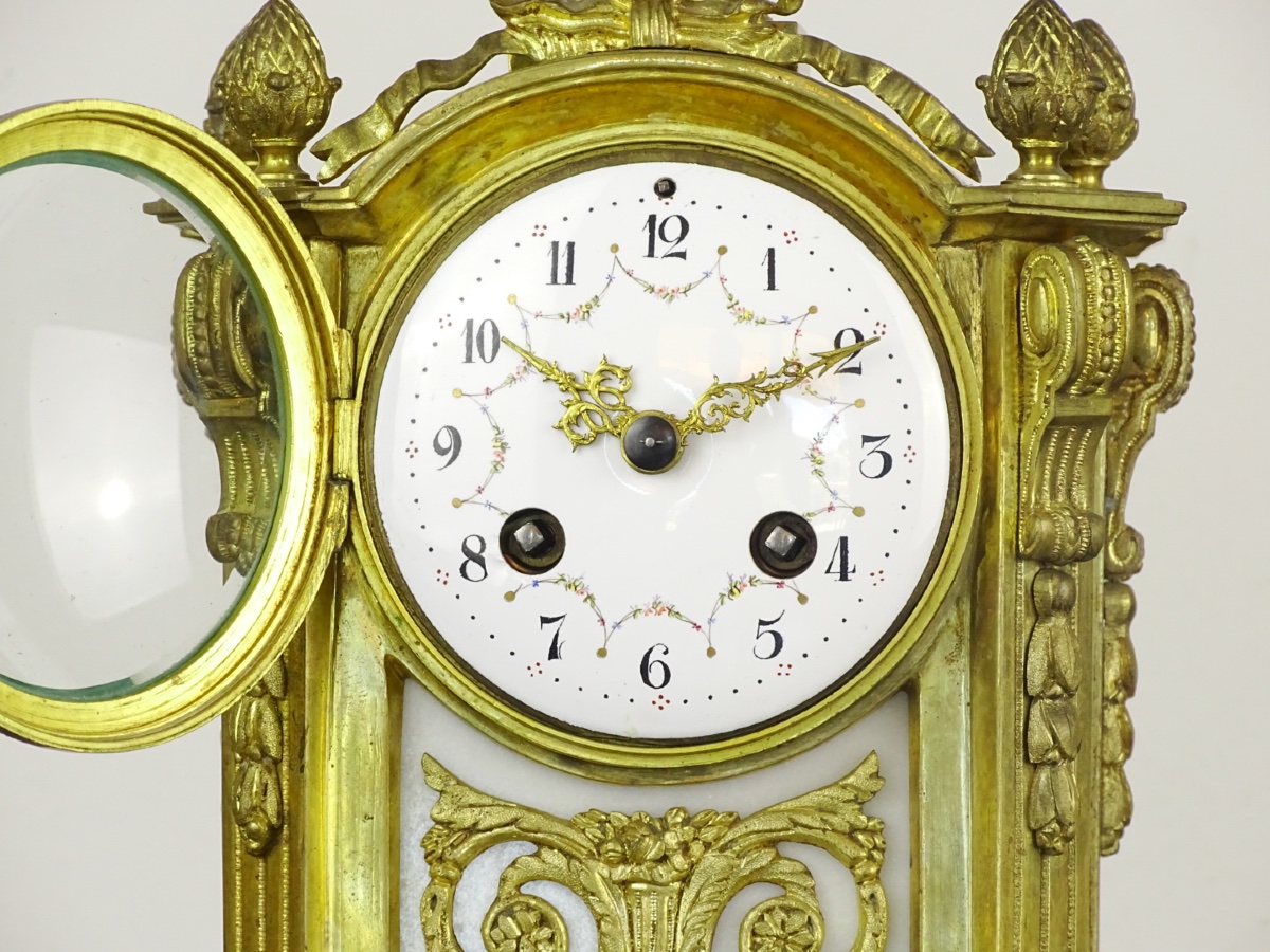 Pendule borne de style Louis XVI en marbre blanc et bronze doré – Époque Napoléon III-photo-3