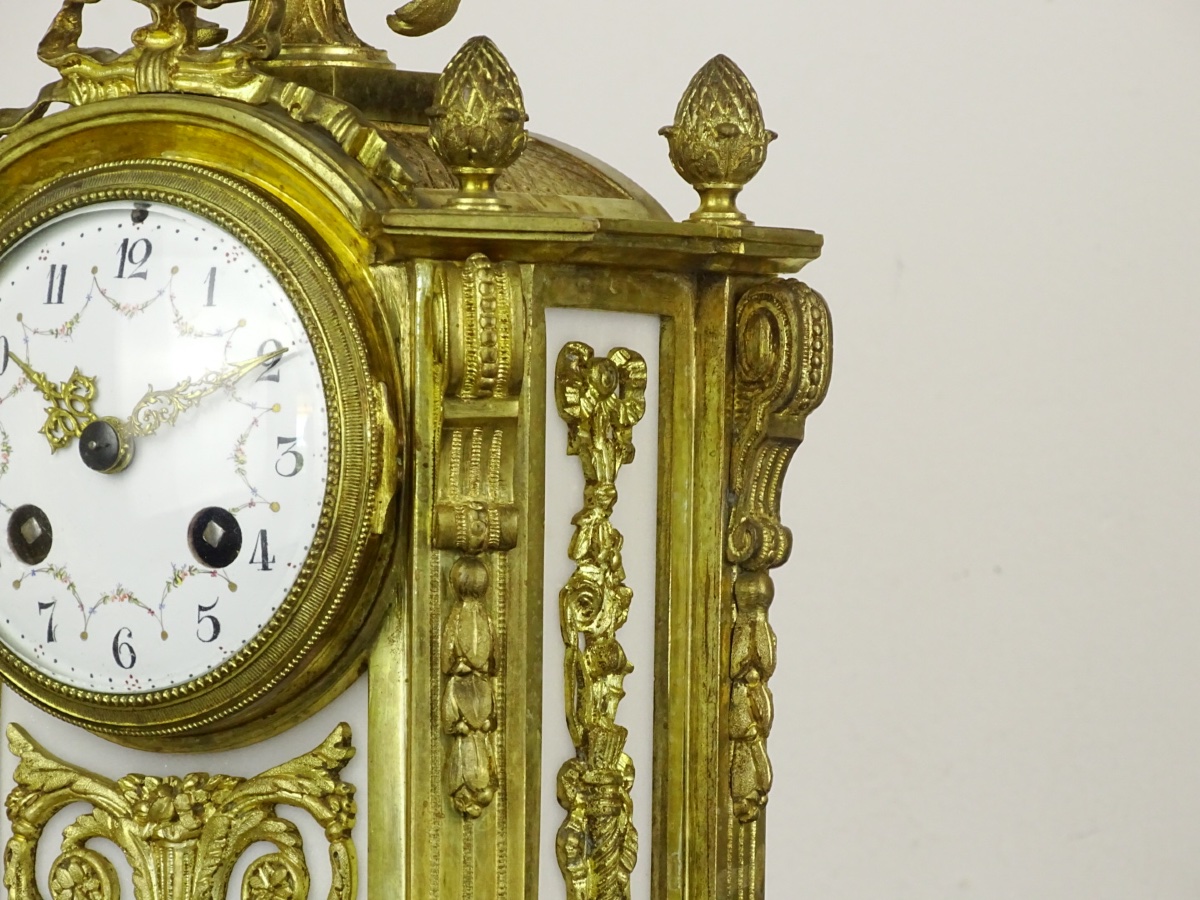 Pendule borne de style Louis XVI en marbre blanc et bronze doré – Époque Napoléon III-photo-1