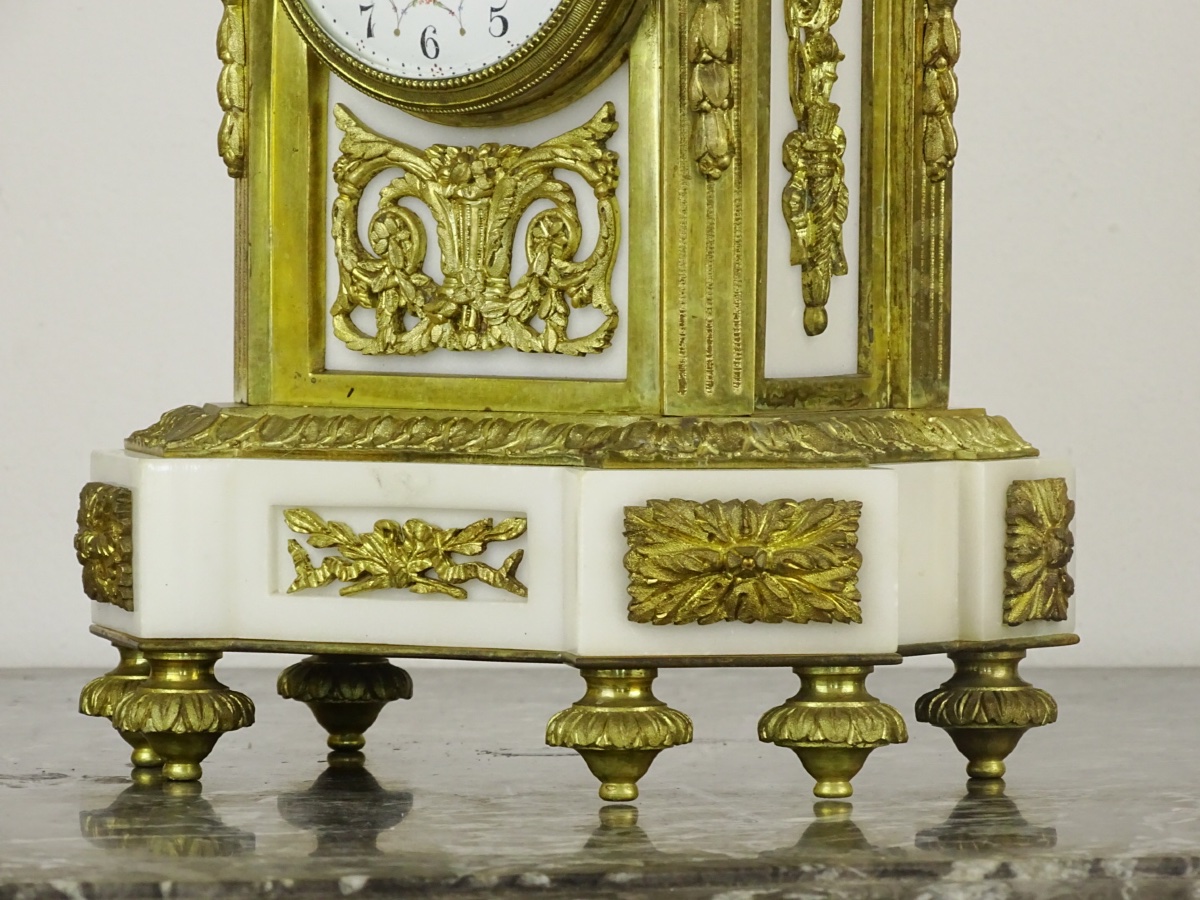 Pendule borne de style Louis XVI en marbre blanc et bronze doré – Époque Napoléon III-photo-2