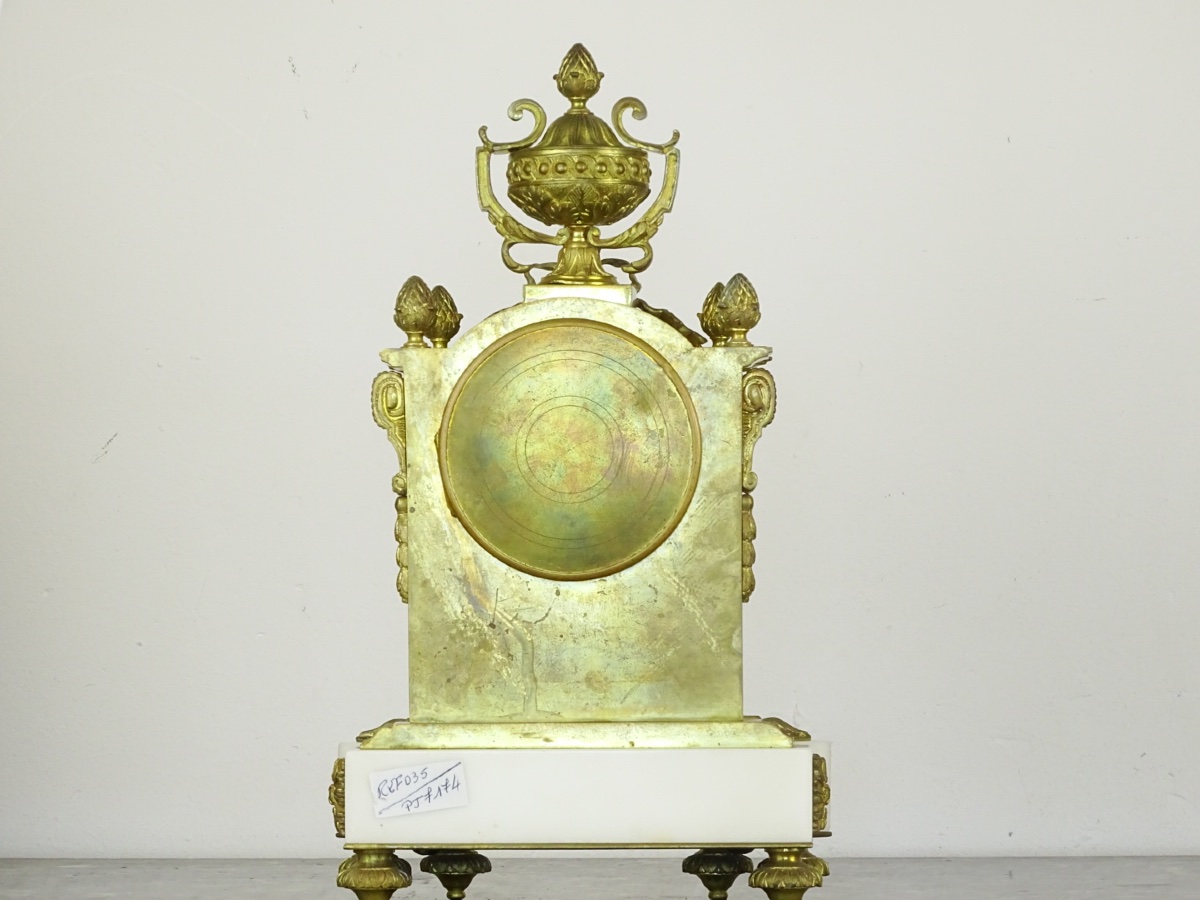 Pendule borne de style Louis XVI en marbre blanc et bronze doré – Époque Napoléon III-photo-3