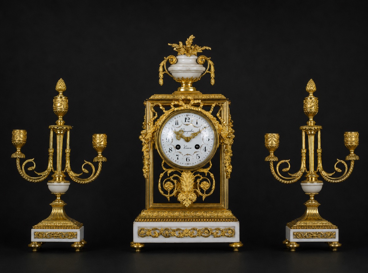 GARNITURE DE CHEMINÉE DE STYLE LOUIS XVI - PENDULE CAGE ET SES CANDÉLABRES - MARBRE ET BRONZE