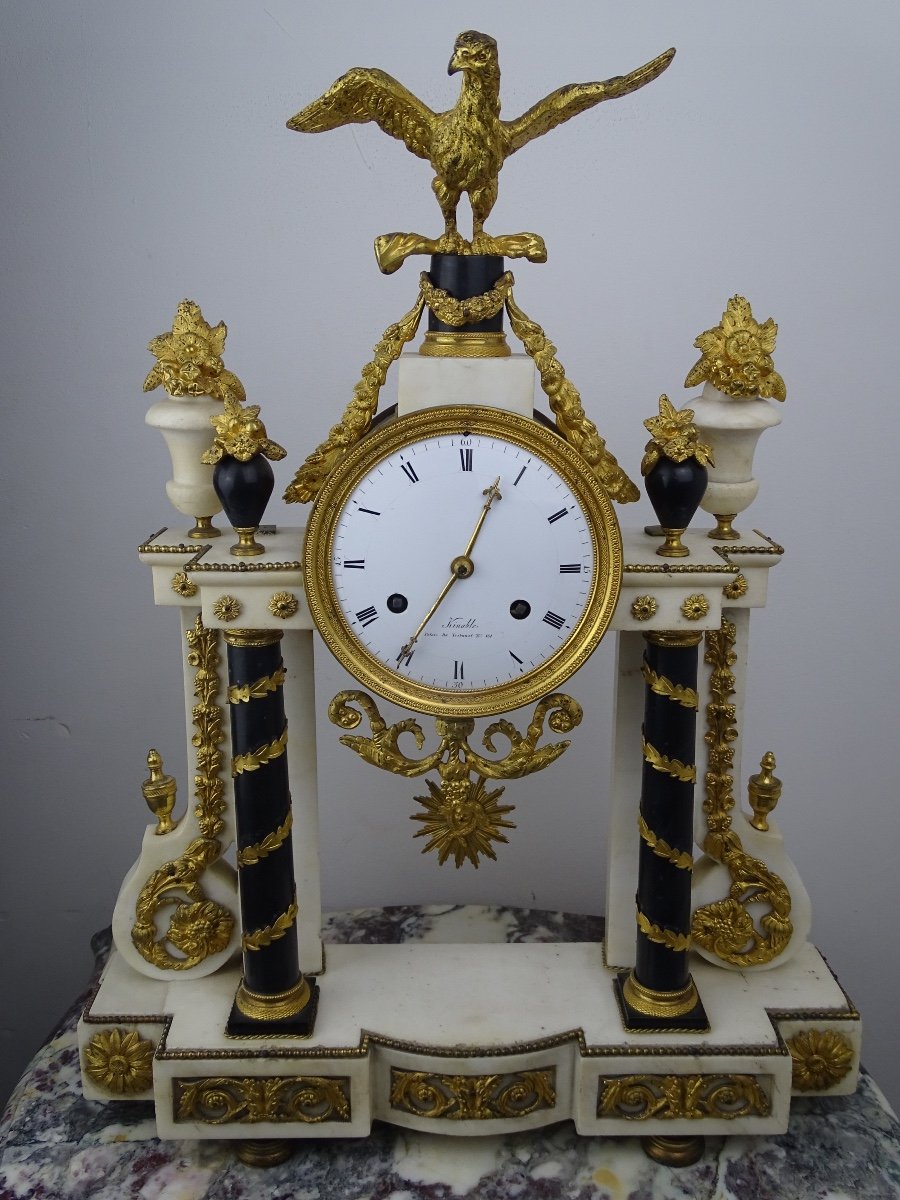 Louis XVI - Pendule Portique à l'Aigle En Marbre Et Bronze Doré d'époque Louis XVI