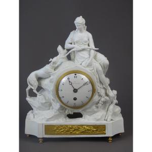 Pendule De Chambre En Biscuit Blanc - Diane Chasseresse Sur Un Tertre Rocheux