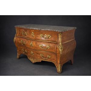 Commode galbée dite « tombeau » en marqueterie et bronze doré - Paris vers 1750