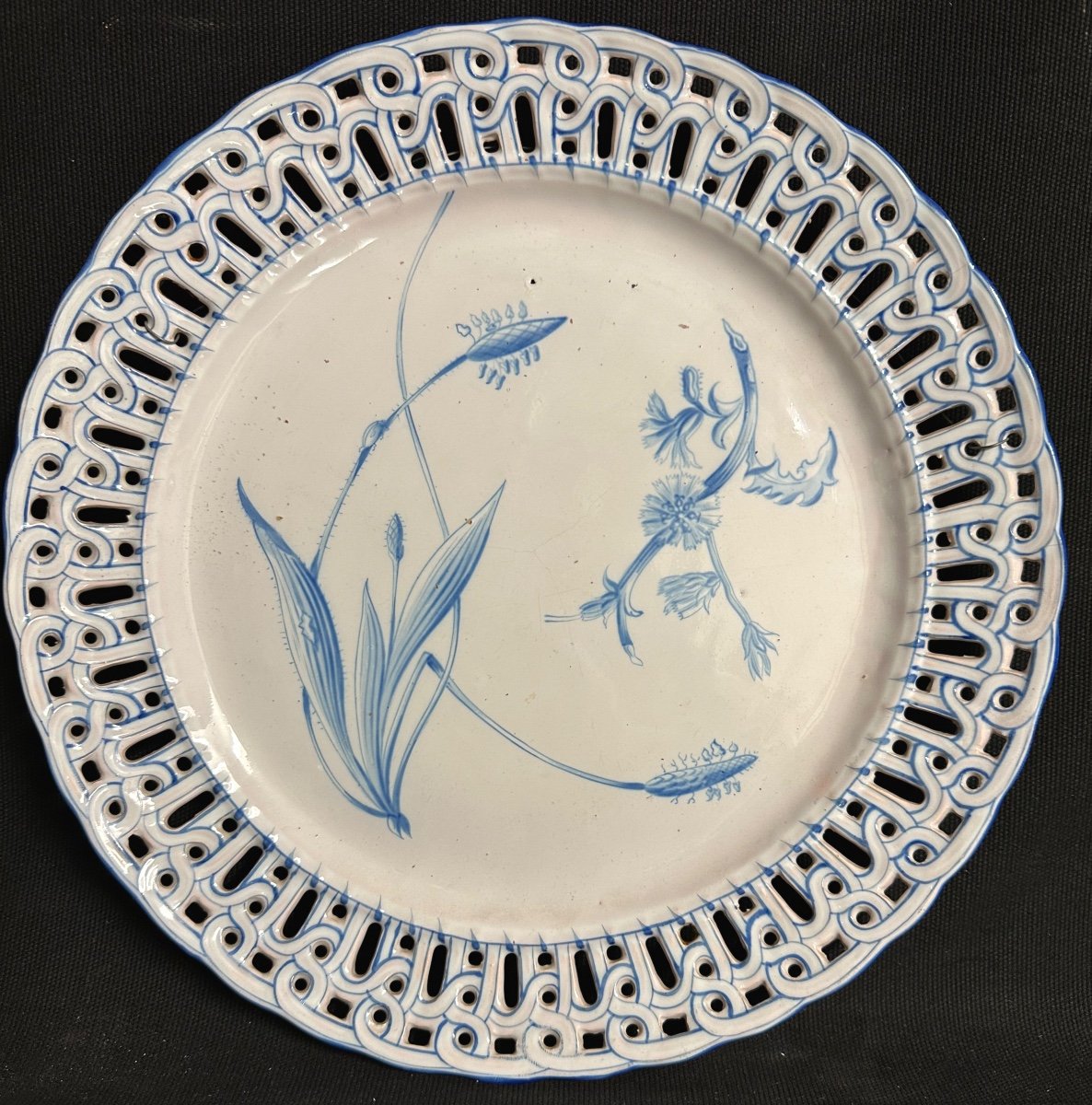 émile Gallé 1846-1904 pour St Clément Grand plat bleu ajouré en faïence Signé 