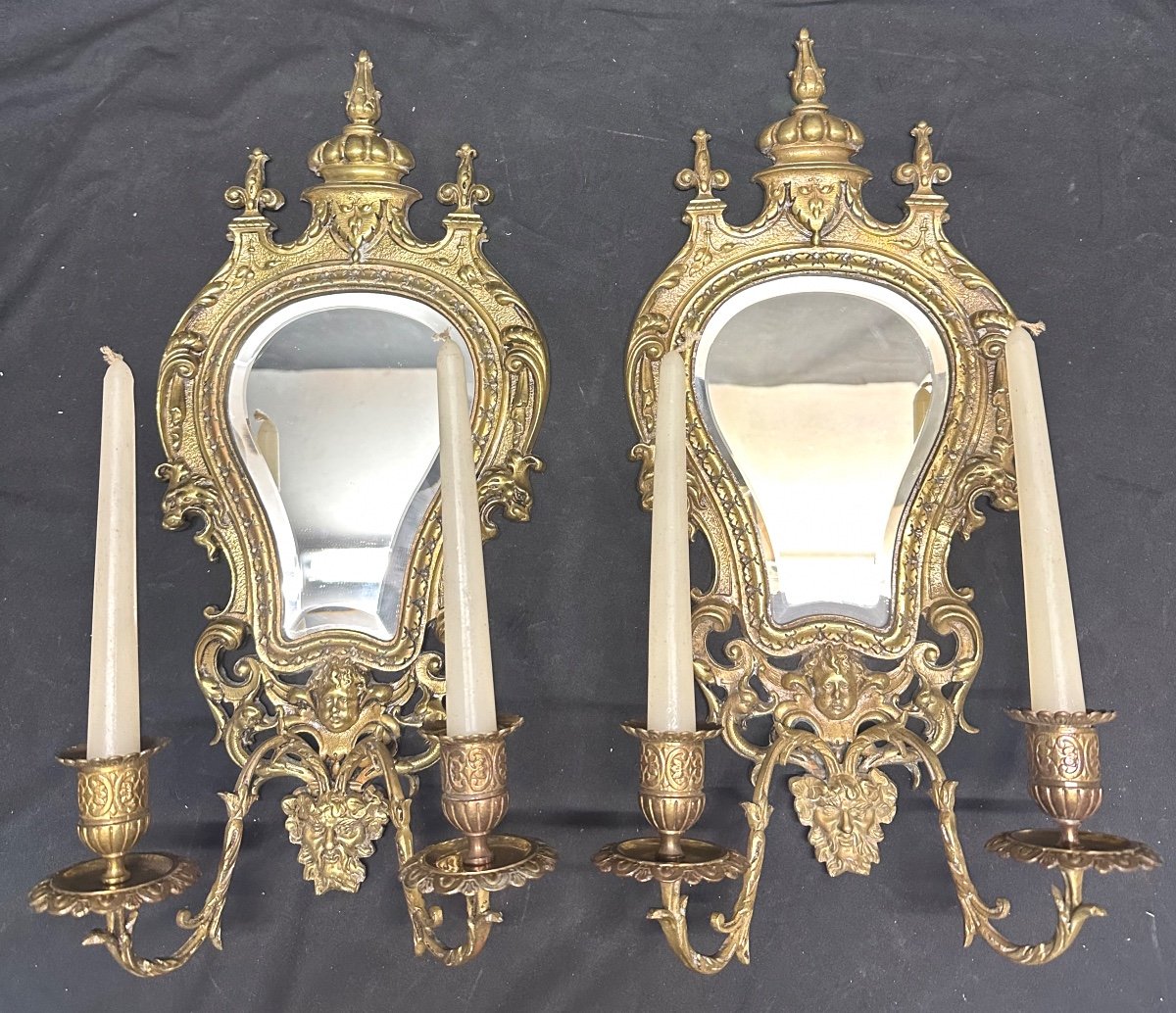 Spectaculaire paire d’appliques miroirs en bronze XIXe à 2 bras de lumière Style Louis XIV 