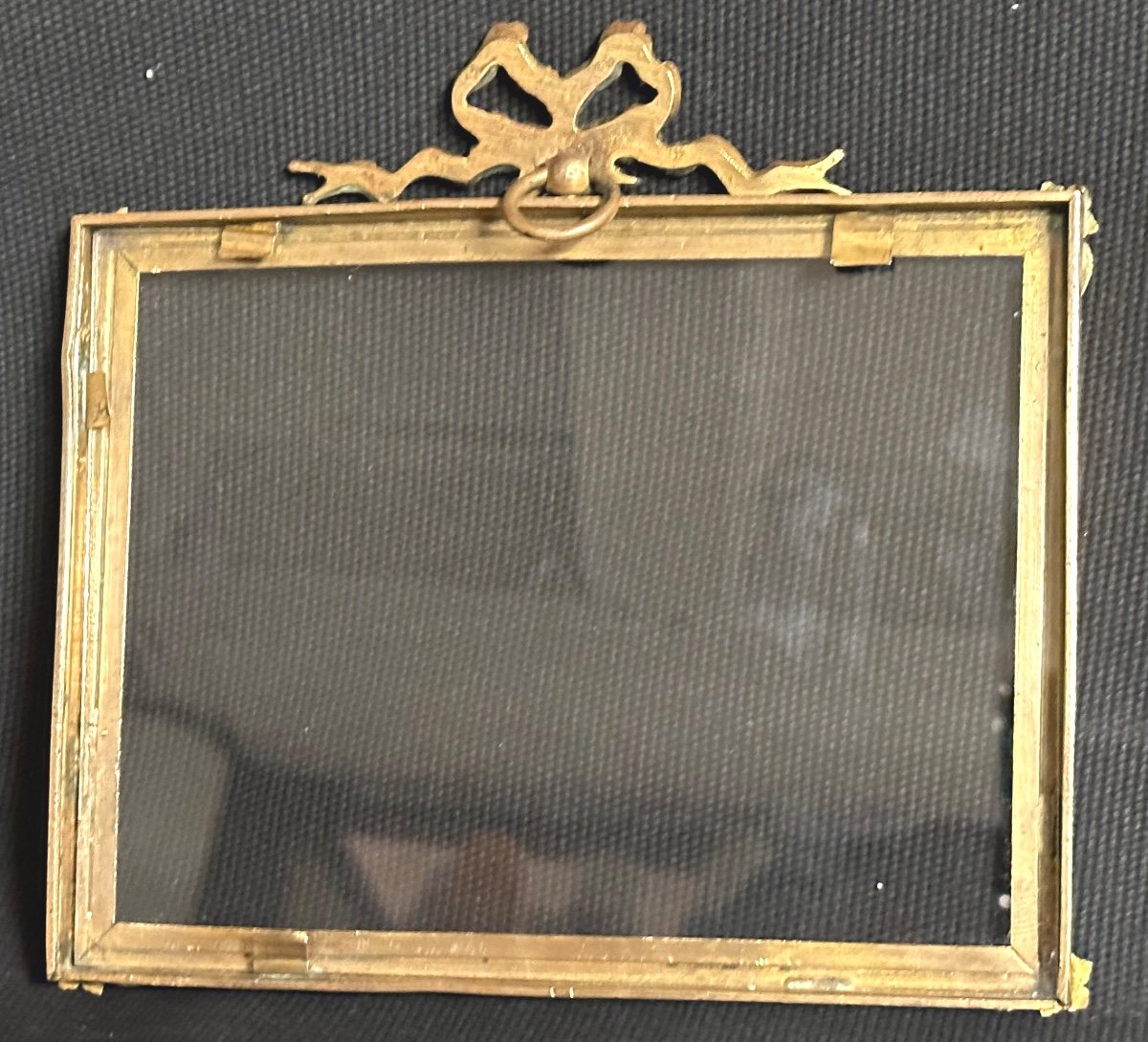 Petit cadre porte photo fin XIXe En bronze à double patine de style Louis XVI-photo-4