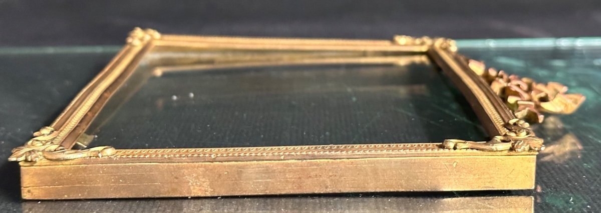 Petit cadre porte photo fin XIXe En bronze à double patine de style Louis XVI-photo-2