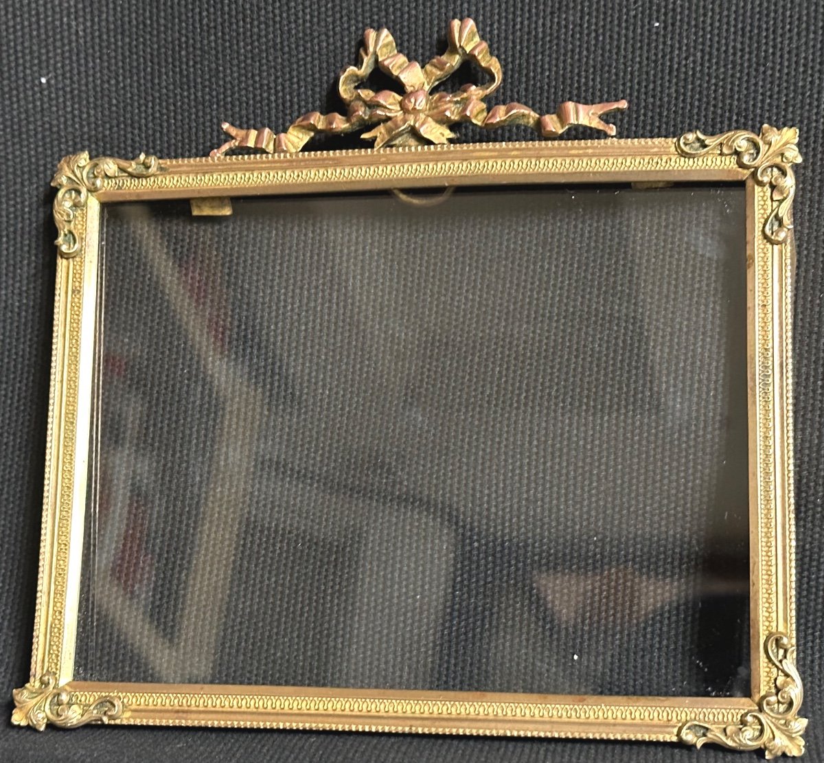 Petit cadre porte photo fin XIXe En bronze à double patine de style Louis XVI