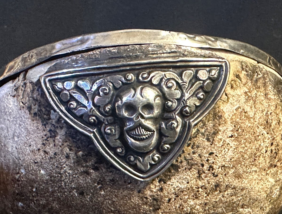 Kapala 19th Century Tibet Sacred Libatory Cup With Silver Cabochons And Skull Bones-photo-4