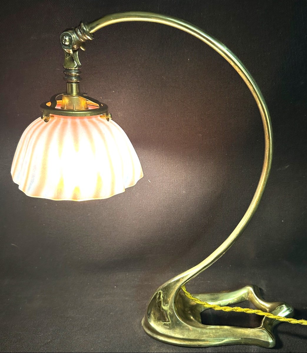 Lampe 1900 En bronze doré et tulipe opalescente Art Nouveau