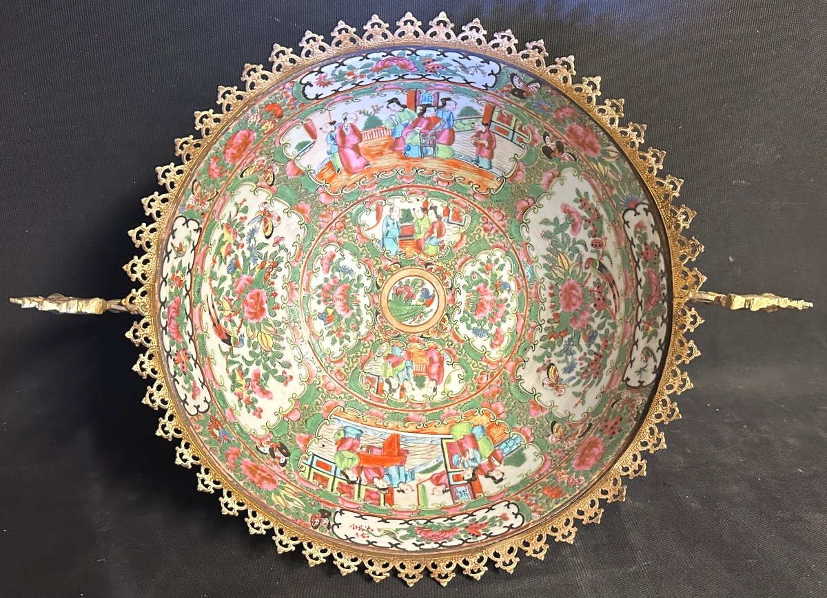 CHINE XIXe Grande coupe en porcelaine de CANTON montée en bronze doré -photo-3