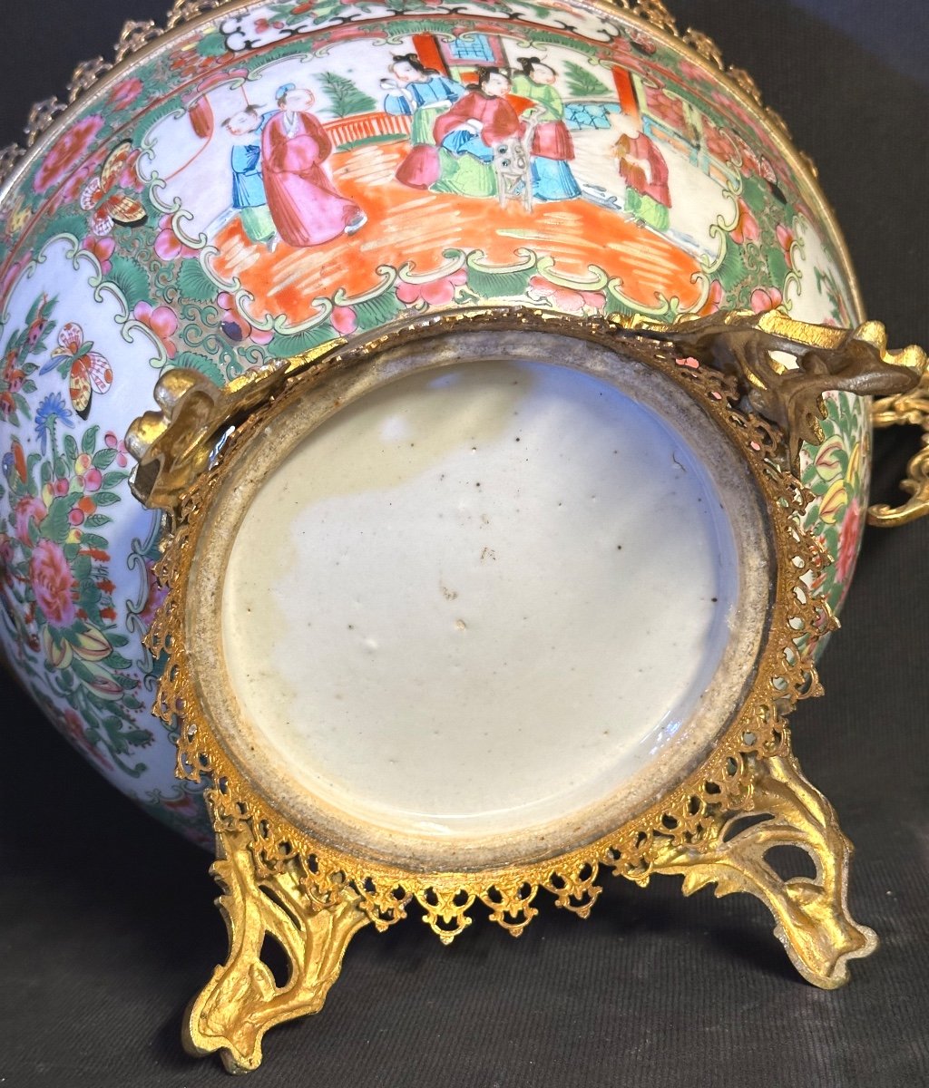 CHINE XIXe Grande coupe en porcelaine de CANTON montée en bronze doré -photo-2