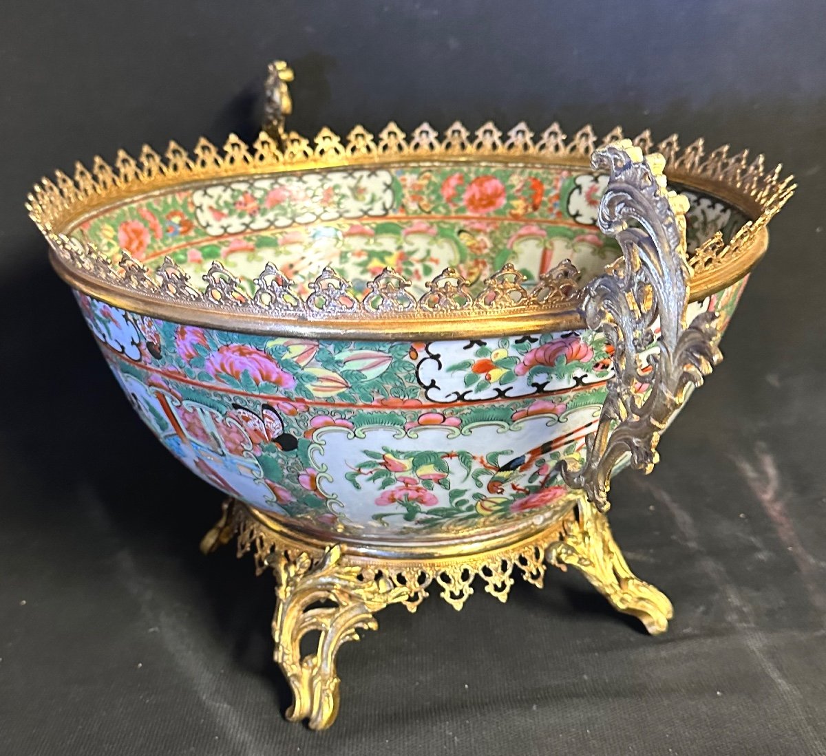 CHINE XIXe Grande coupe en porcelaine de CANTON montée en bronze doré -photo-5