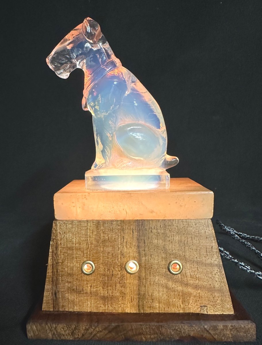 Lampe Veilleuse FOX TERRIER attribué à Sabino en verre opalescent chien veilleuse Art Deco
