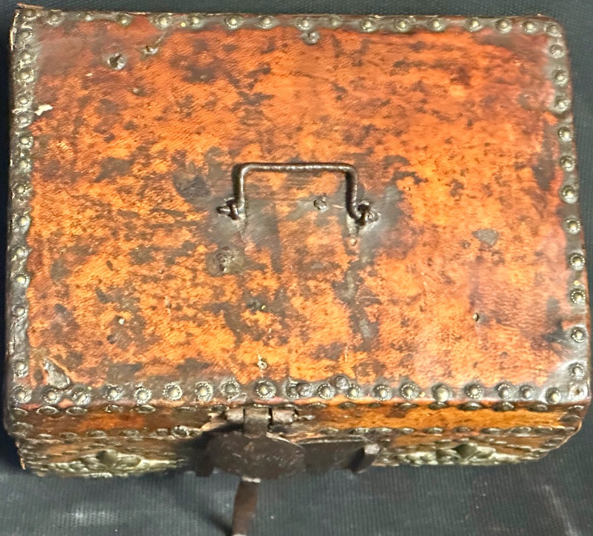 17th Century Box In Wood And Leather Count's Crowns With Fleur De Lys Hasp Lock-photo-4