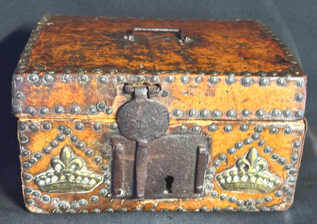 17th Century Box In Wood And Leather Count's Crowns With Fleur De Lys Hasp Lock-photo-5