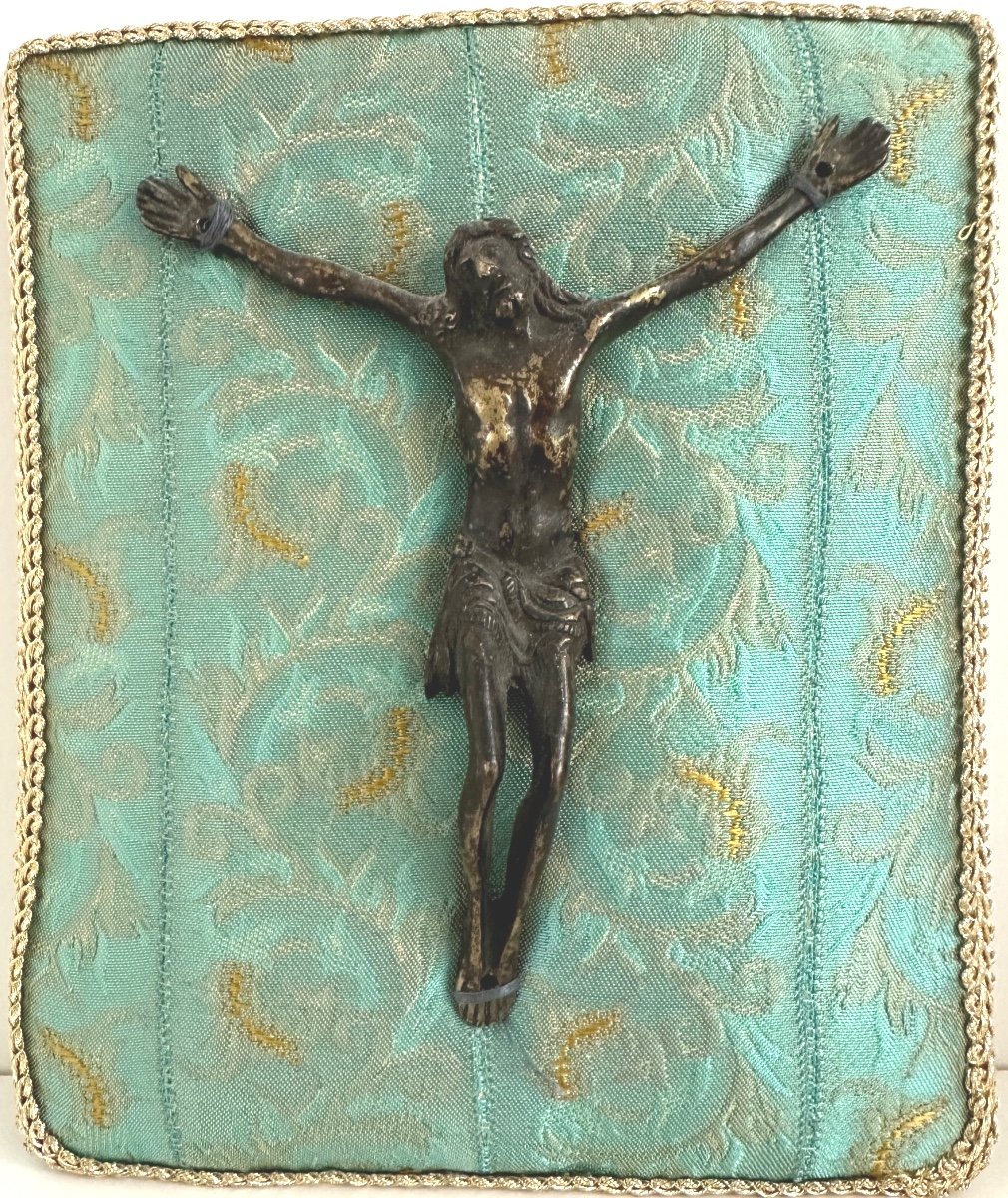 Christ en bronze XVIIe sur support en tissu brodé ancien -photo-2