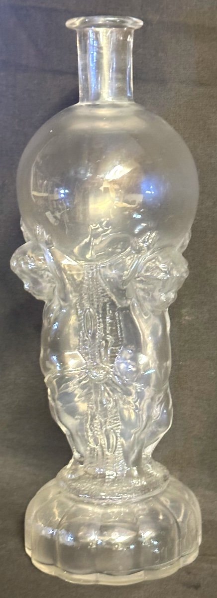 LEGRAS Bouteille Chérubins soutenant un globe vers 1900 en verre soufflé moulé-photo-3